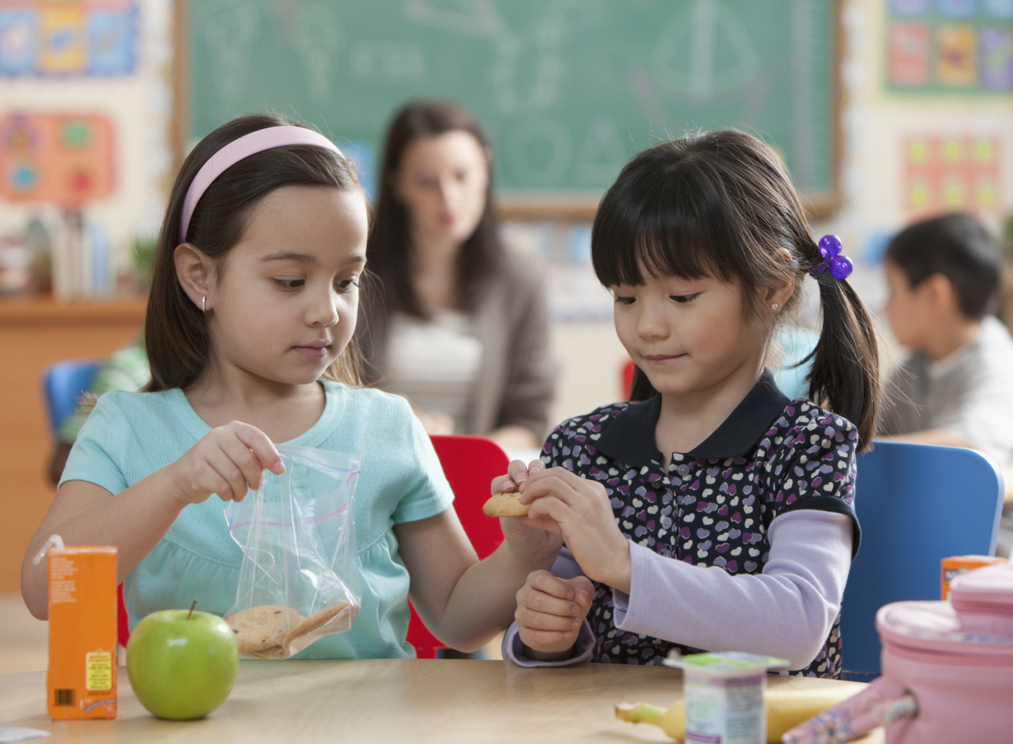 Girls eating lunch together at school