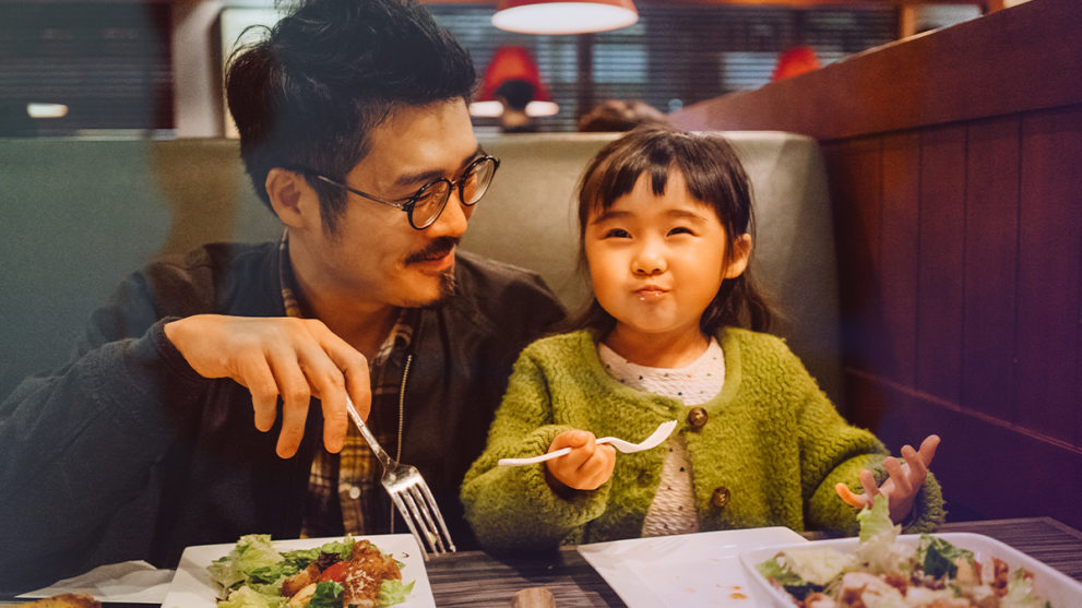 25 Restaurants Where Kids Eat Free and You Can Earn Cash Back